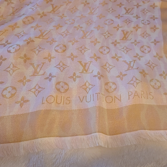 Louis Vuitton Monogram Leogram Shine Shawl - Picture 4 of 4